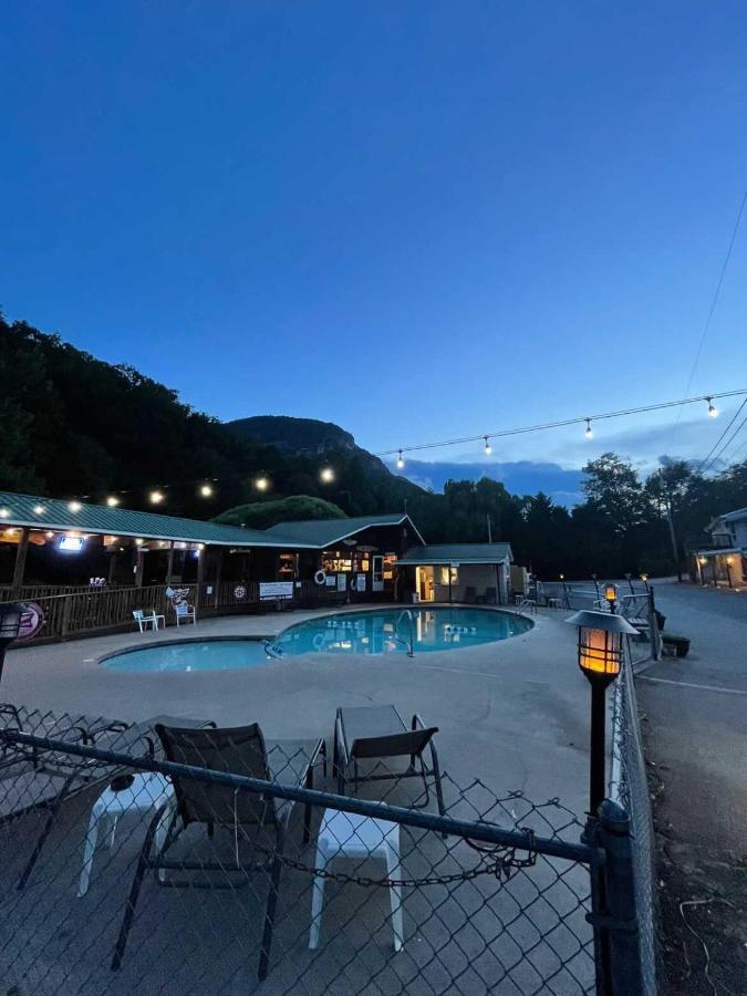 Geneva Hotel & Tiki Bar Chimney Rock Bagian luar foto