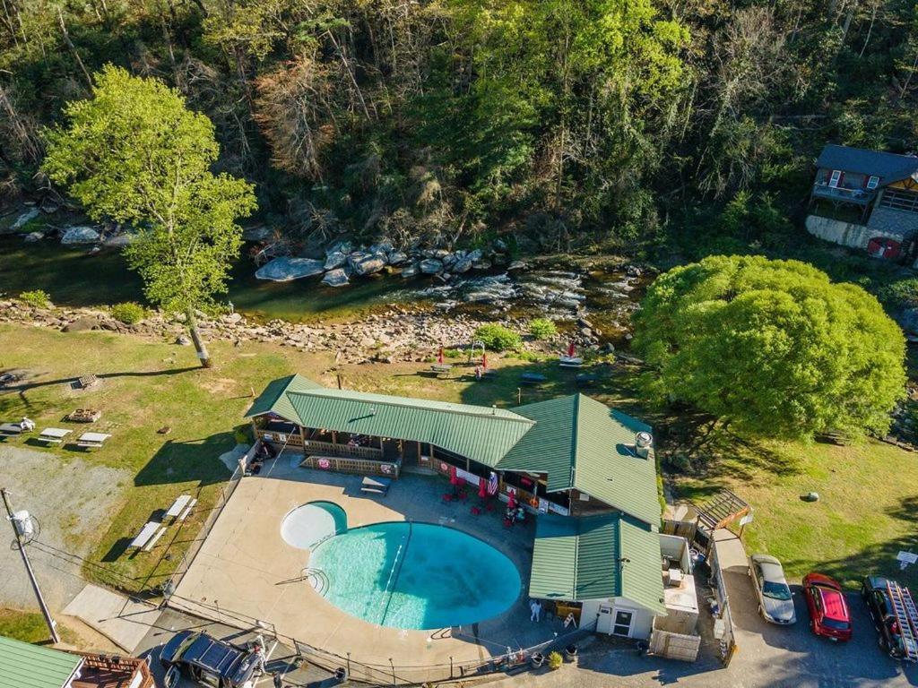 Geneva Hotel & Tiki Bar Chimney Rock Bagian luar foto